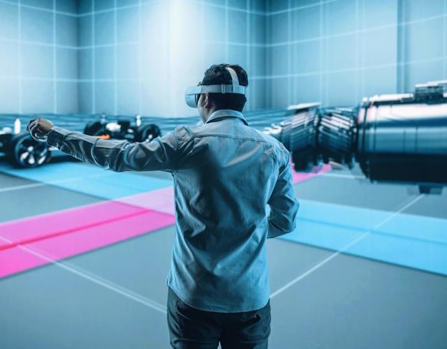 Un ingegnere utilizza un visore VR per la presentazione di prodotti e macchinari industriali nel settore manufacturing
